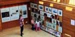 Interior con exposición de fotografías y visitantes