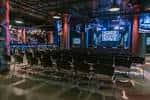 Interior del salón de eventos con sillas dispuestas para una presentación o conferencia