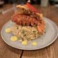 Plato de camarones y arroz frito con salsa amarilla