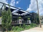 Vista exterior del Fulton Beer Taproom con terraza al aire libre