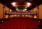 Interior del auditorio del Hyde Park Picture House con butacas rojas y balcones ornamentados