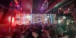 Pantalla LED decorativa iluminada en la pared trasera del espacio de celebración