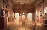 Interior del museo con salas de exhibición y artefactos egipcios iluminados