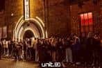 Vista nocturna de la entrada del Arts Club Liverpool con fila de personas esperando
