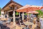 Terraza exterior del restaurante con mesas y sombrillas