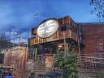 Vista exterior de Blue Star Brewing Company al atardecer con su letrero distintivo