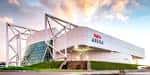 Vista exterior del Hy-Vee Arena al atardecer con fachada moderna y estructura metálica