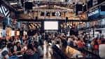 Interior del Boxpark Liverpool con ambiente festivo y público reunido