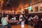 Ambiente acogedor con comensales sentados en el pub