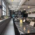 Barra principal del Marble Fox Brewing Company con diseño moderno