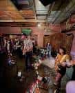 Interior del bar con ambiente acogedor y clientes disfrutando