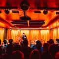 Escenario en vivo con público disfrutando de un espectáculo