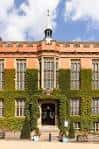 Fachada histórica de Firth Hall con escalinatas y vegetación