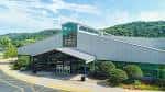 Vista exterior del Robert Morris University Island Sports Center mostrando su arquitectura moderna y entrada principal