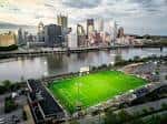 Aterrizaje aéreo del F.N.B. Stadium con el skyline de Pittsburgh al fondo