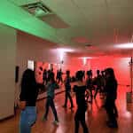 Clase de baile grupal en el estudio CrossBody Dance