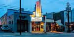 Fachada exterior del 7 Stages Theatre en Atlanta al atardecer
