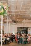 Ceremonia de boda en el The Stave Room con invitados sentados bajo techo alto