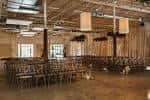 Salón vacío del The Stave Room con estructura industrial y columnas de madera