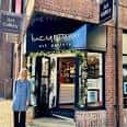 Fachada de la galería Lucy Pittaway en York con letrero y escaparate