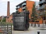 Vista exterior del Kelham Island Museum con su icónico horno de fundición y chimenea industrial