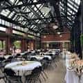 Interior del pabellón de eventos decorado para una boda o recepción