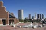 Vista exterior de North Bank Park con fuentes y skyline de Columbus al fondo