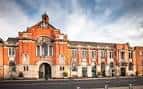Fachada principal del Z-arts en Manchester, edificio histórico de ladrillo rojo con detalles arquitectónicos victorianos