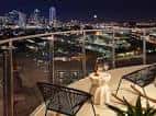 Terraza nocturna con vistas a la ciudad de Dallas