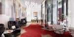 Lobby elegante con alfombra roja y mobiliario moderno