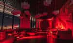 Sala de eventos con iluminación roja y decoración artística