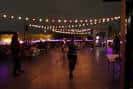 Espacio interior del The Nines con iluminación ambiental y decoración festiva para eventos