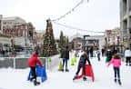 Pista de patinaje sobre hielo decorada con árbol navideño durante el invierno en Atlantic Station