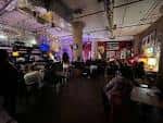 Interior del café Opening Bell Coffee con ambiente acogedor y decoración industrial