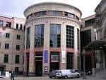Vista exterior del Traverse Theatre en Edimburgo, mostrando su fachada moderna con grandes ventanales y estructura circular