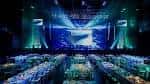 Interior del Stage AE con escenario iluminado y mesas dispuestas para evento
