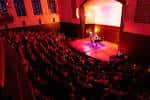 Escenario iluminado en tonos cálidos dentro del teatro del Sheldon