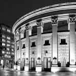 Vista nocturna de la fachada iluminada del Sheffield City Hall