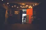 Vista interior del espacio con iluminación cálida y ambiente acogedor para eventos