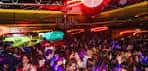 Interior del club con ambiente festivo y luces de colores