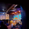 Escenario del club con instrumentos musicales e iluminación ambiental