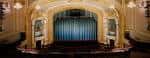 Interior del auditorio del Pantages Theatre con escenario y cortina azul