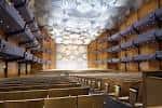 Interior del auditorio de Orchestra Hall con butacas y techo decorativo