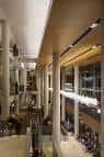 Espacio interior moderno con columnas y niveles visibles en el edificio