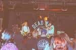 Escenario en vivo en Dead Wax Digbeth con banda actuando frente a una audiencia