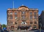 Fachada principal del King's Theatre en Edimburgo bajo cielo azul