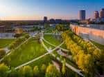 Vista panorámica del parque Dorrian Green al atardecer con senderos y zonas verdes
