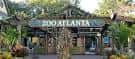 Entrada principal del Zoo Atlanta con letrero visible y vegetación tropical