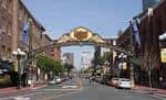 Vista diurna de la calle principal del Gaslamp Quarter con el arco icónico y edificios históricos