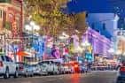 Ambiente nocturno vibrante del Gaslamp Quarter con luces de neón y vida urbana activa